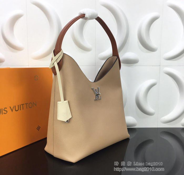 路易威登LV女包 頂級原單 M44330 柔軟小牛皮包 Lockme Hobo手袋 銀色LV旋扣 可手提 肘挎 肩背  ydh2597